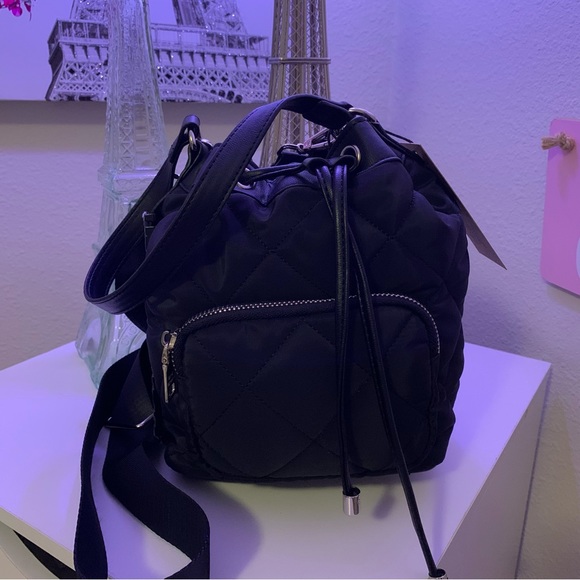 Steve Madden Brivera Quilted Bucket Bag Crosssbody Black Bag NWT Last on… - Picture 4 of 10